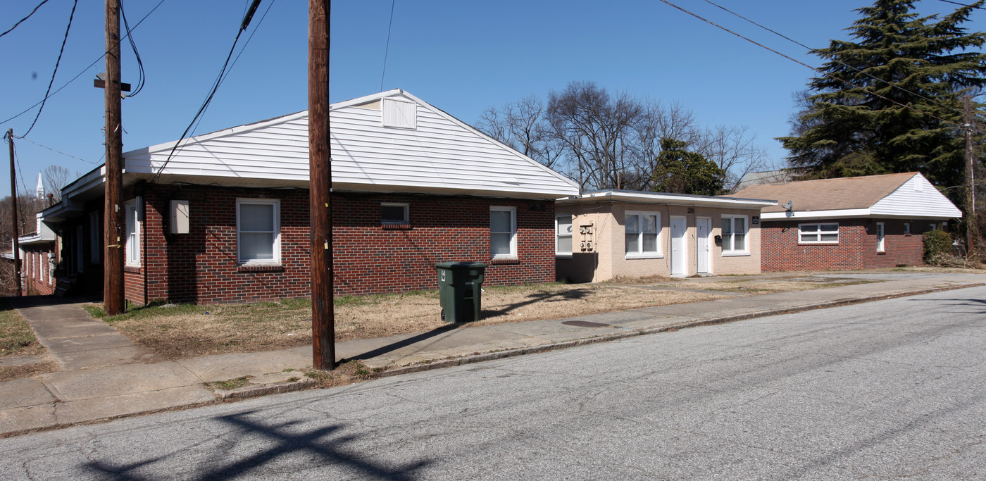 211 N Cedar St in Greensboro, NC - Foto de edificio