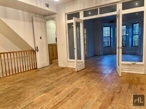 4BR 3BA Historic Limestone Duplex In Crown in Brooklyn, NY - Foto de edificio - Building Photo