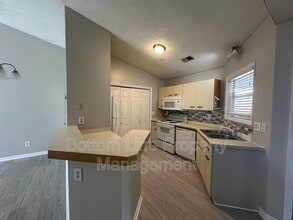 942 Stewarts Creek Dr in Fayetteville, NC - Foto de edificio - Building Photo