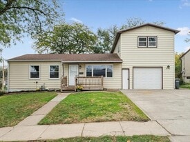 2290 Theda Dr in Dubuque, IA - Building Photo