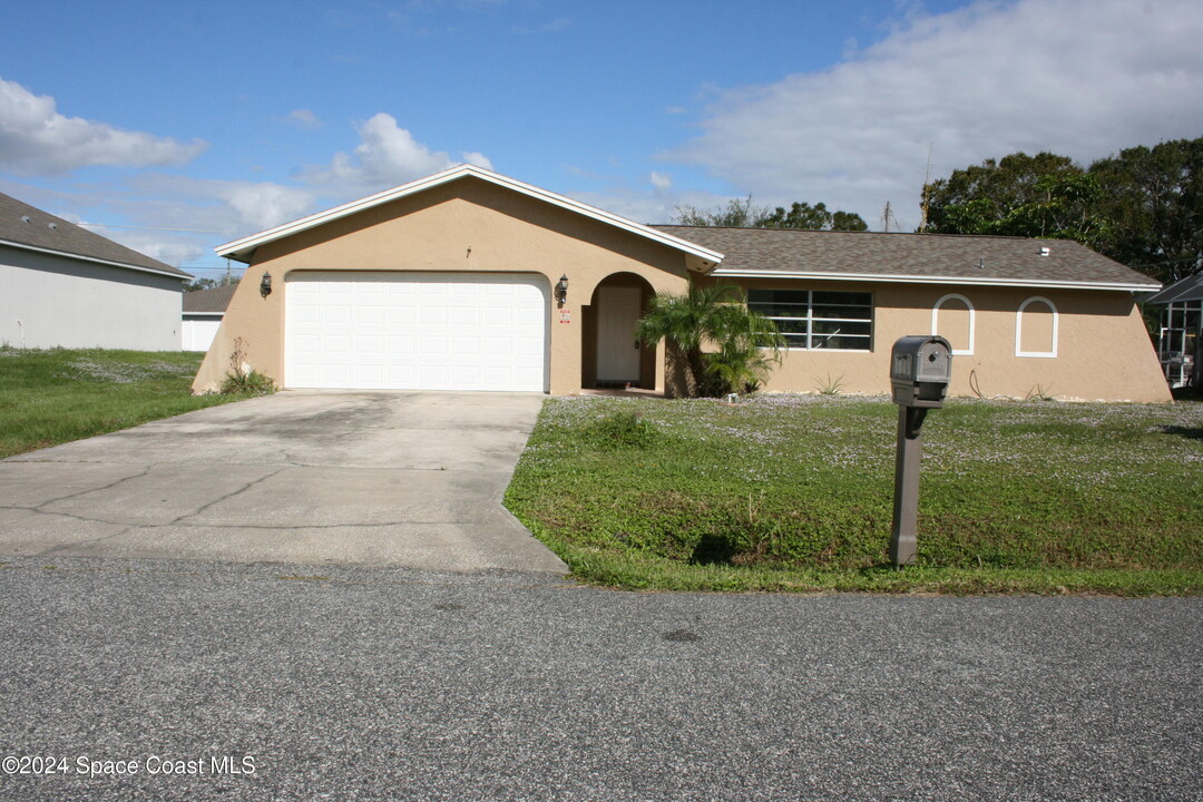 1681 Nona St NE in Palm Bay, FL - Building Photo