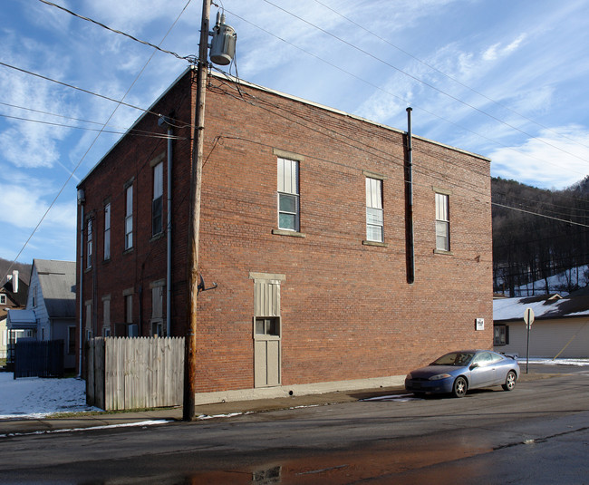 501 Pratt Ave in Pratt, WV - Building Photo - Building Photo