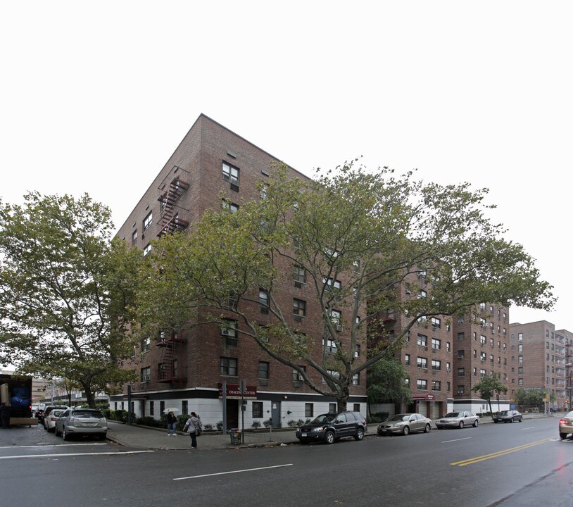 Rego Park Gardens - Coop in Elmhurst, NY - Foto de edificio