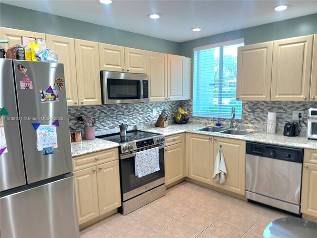 109 Hidden Ct Rd in Hollywood, FL - Building Photo - Building Photo