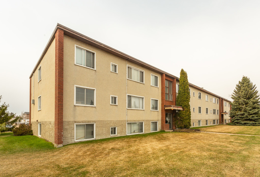 11635 113 Ave NW in Edmonton, AB - Building Photo