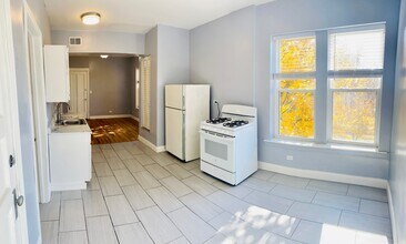 2102 W 37th St, Unit 3R in Chicago, IL - Building Photo - Building Photo
