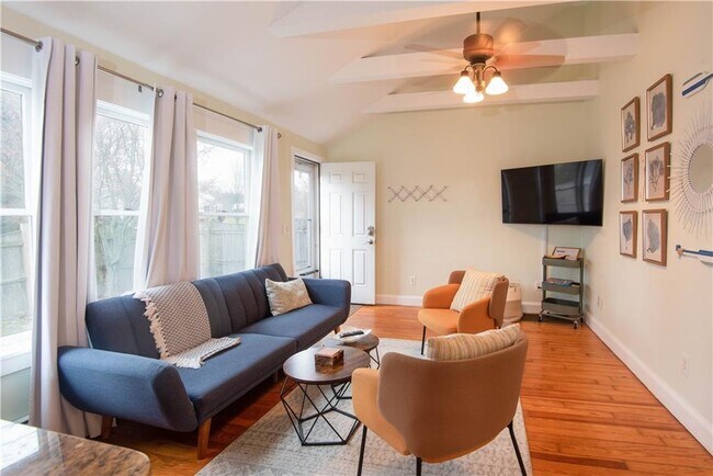 391 Aquidneck Ave in Middletown, RI - Foto de edificio - Building Photo