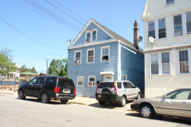 396 Barclay St in Perth Amboy, NJ - Building Photo - Building Photo