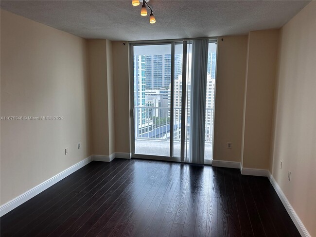 1250 S Miami Ave, Unit 1912 in Miami, FL - Building Photo - Building Photo