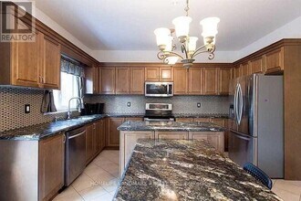 221 Tonner Crescent in Aurora, ON - Building Photo - Building Photo