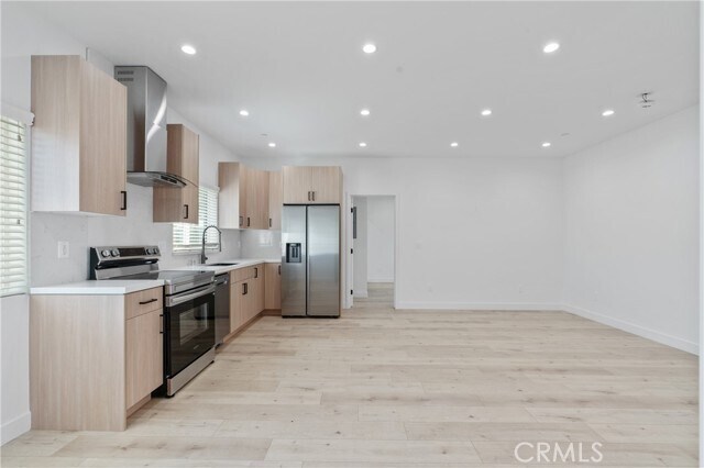 11142 Woodley Ave in Los Angeles, CA - Foto de edificio - Building Photo