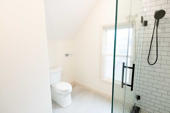 235 Mount Hope St, Unit B in Lowell, MA - Building Photo - Building Photo