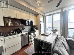 25 Carlton St. in Toronto, ON - Building Photo - Building Photo