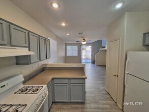 2646 Cottonwillow St in Las Vegas, NV - Foto de edificio - Building Photo