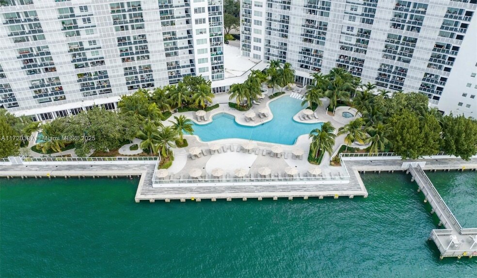 910 West Ave, Unit 0424 in Miami Beach, FL - Building Photo