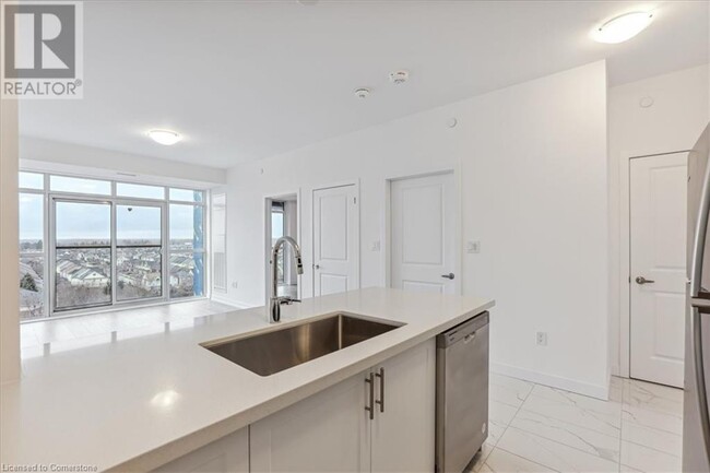 460 Dundas St E