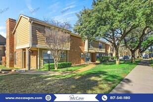 2101 Park Willow Ln in Arlington, TX - Building Photo