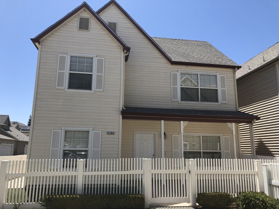 2100 Boyington Way in Bakersfield, CA - Building Photo