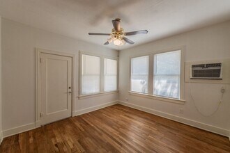 112 E Norwood Ct in San Antonio, TX - Building Photo - Building Photo