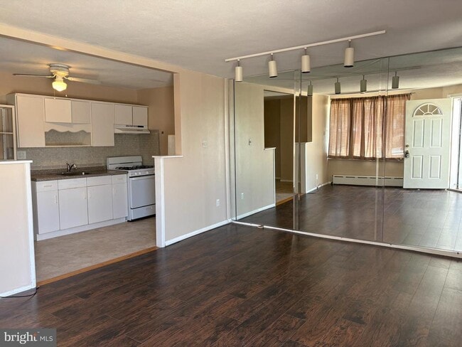 2842 S Iseminger St in Philadelphia, PA - Building Photo - Building Photo