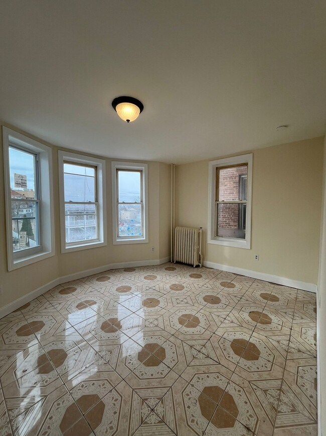 93 W 33rd St in Bayonne, NJ - Building Photo - Building Photo