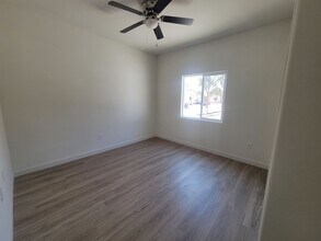 8418 Grandy St in Bakersfield, CA - Foto de edificio - Building Photo