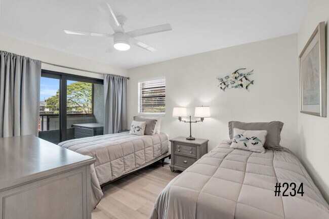 600 Neapolitan Way in Naples, FL - Building Photo - Building Photo
