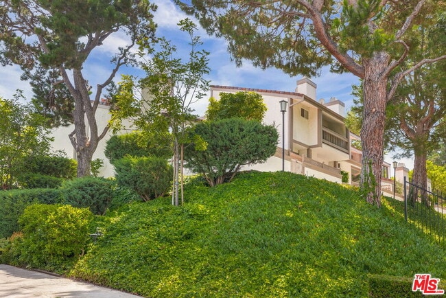 17140 Palisades Cir in Los Angeles, CA - Building Photo - Building Photo