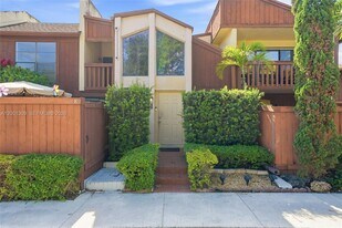 6704 SW 114th Pl in Miami, FL - Building Photo