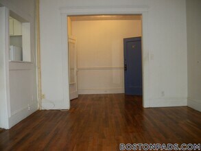 1334 Commonwealth Avenue, Unit 18 in Boston, MA - Foto de edificio - Building Photo