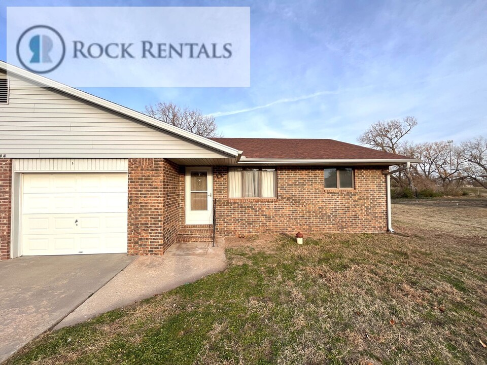 1504 Aurora Dr in Hutchinson, KS - Building Photo