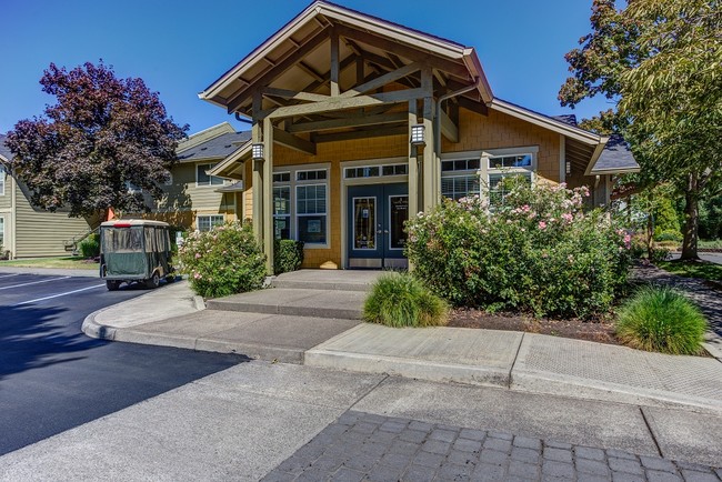 Commons at Hawthorn Village Apartments in Hillsboro, OR - Foto de edificio - Building Photo