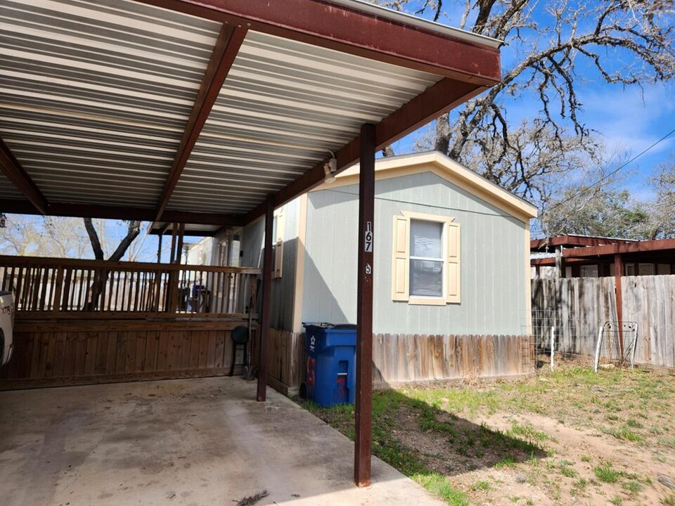 167 Beaumont St in Bandera, TX - Building Photo