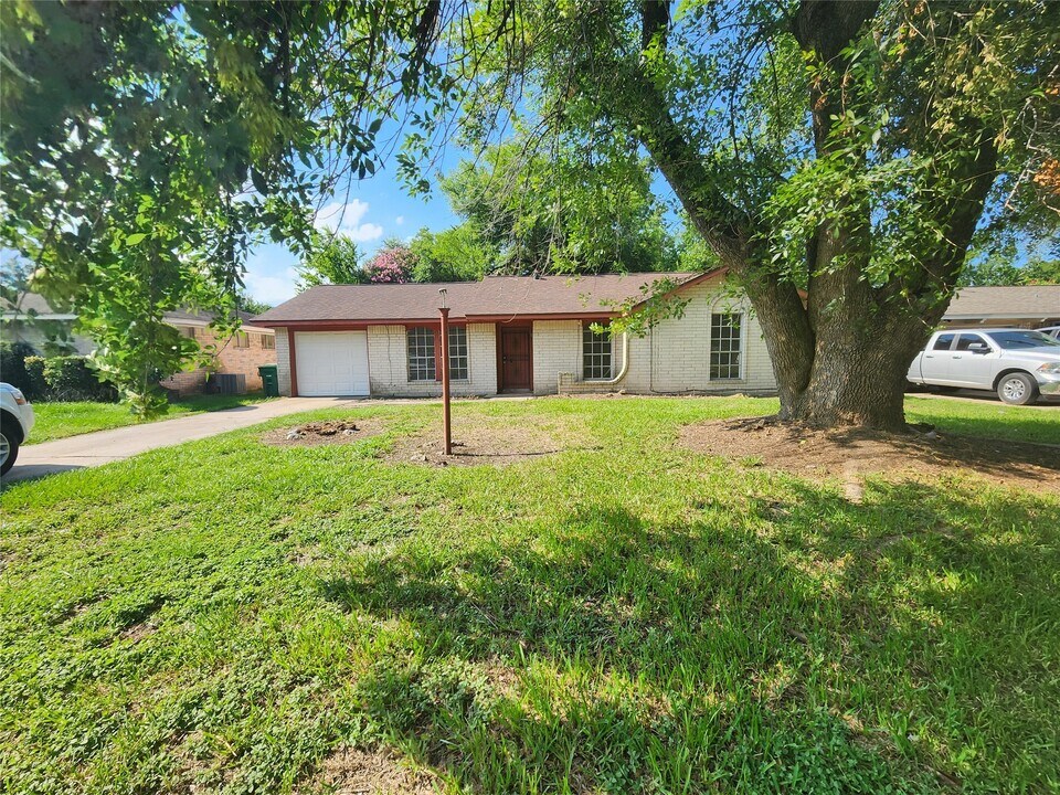 1602 W Gulf Bank Rd in Houston, TX - Building Photo