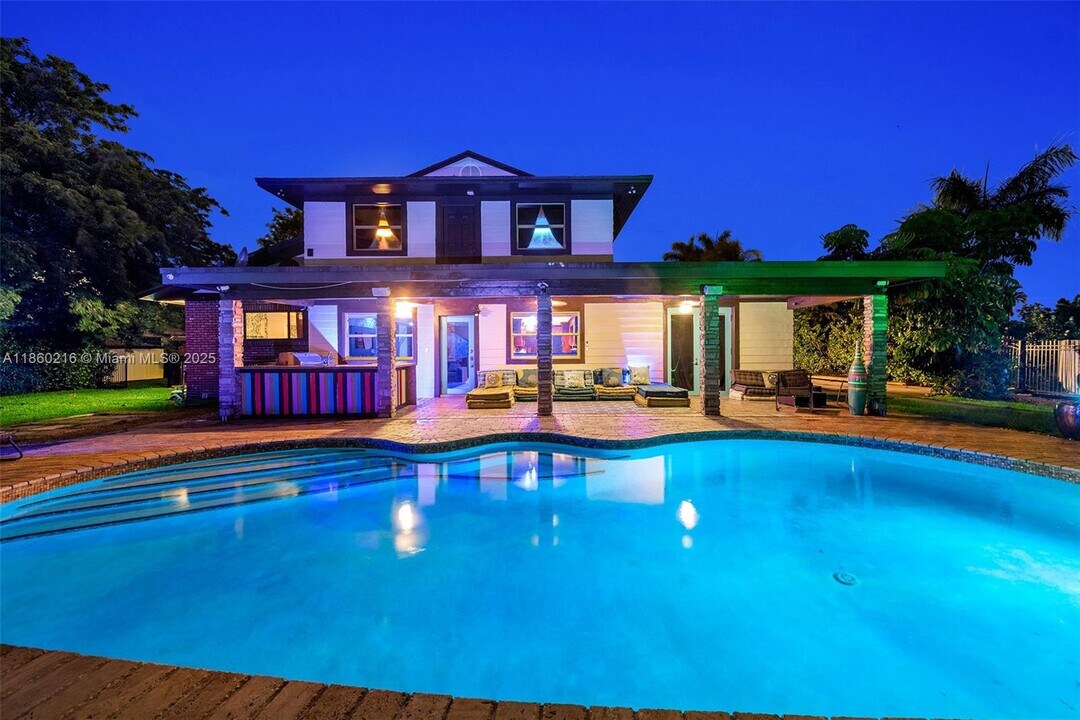 250 NE 158th St in Miami, FL - Building Photo
