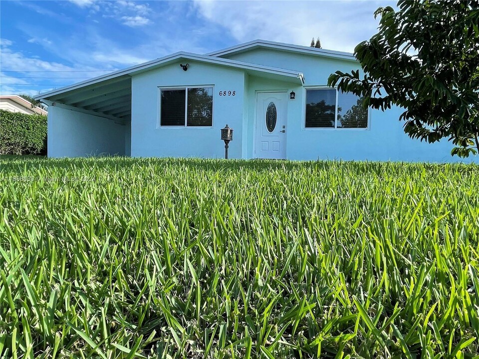 6898 NW 12th St in Plantation, FL - Building Photo