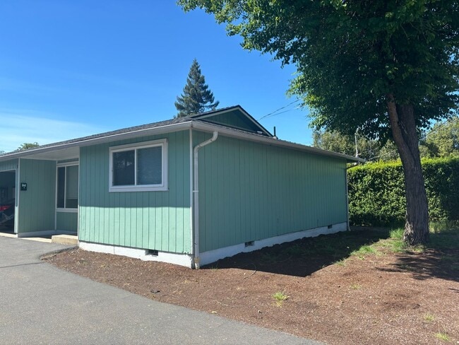 444 W Ballf St in Roseburg, OR - Building Photo - Building Photo