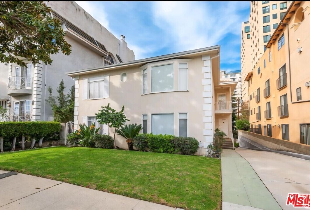 10529 Ashton Ave in Los Angeles, CA - Building Photo