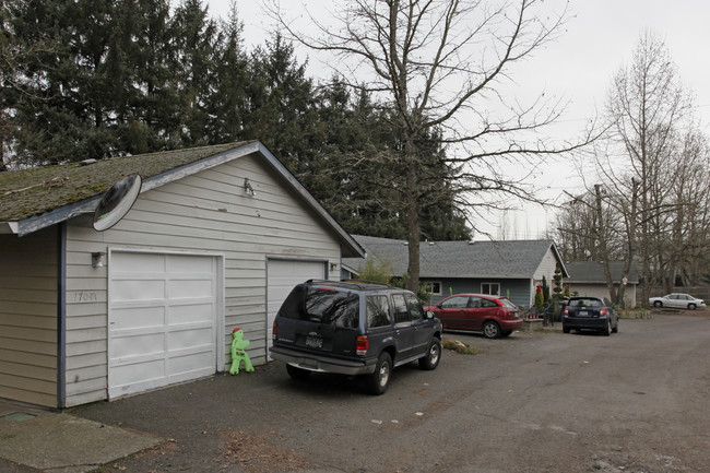 Cedar West Duplex in Beaverton, OR - Building Photo - Building Photo