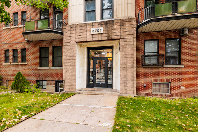 3797 Décarie Boul in Montréal, QC - Building Photo - Building Photo