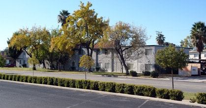 Sierra Vista Apartments in San Bernardino, CA - Foto de edificio - Building Photo