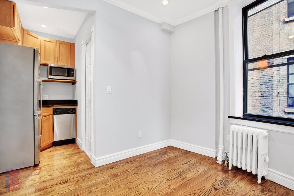 326 E 35th St in New York, NY - Building Photo