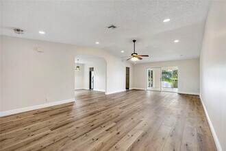 10120 NW 71st St in Tamarac, FL - Building Photo - Building Photo