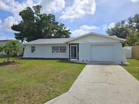 426 Pineview Dr in Venice, FL - Building Photo