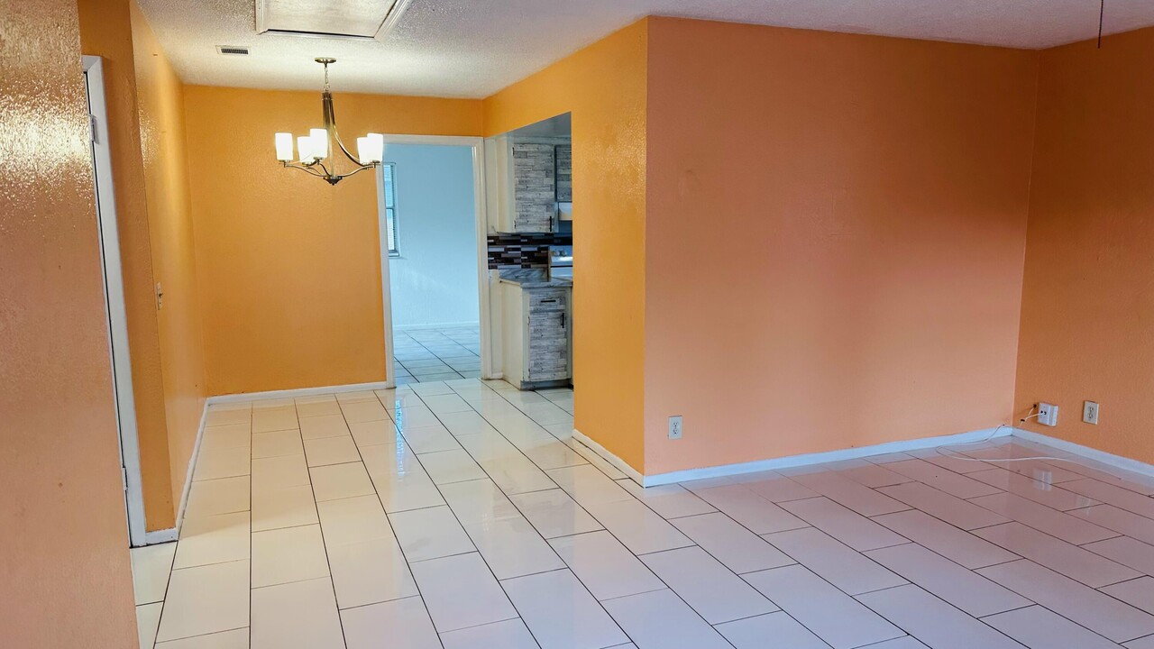 3876 Kirk Rd in Lake Worth Beach, FL - Building Photo