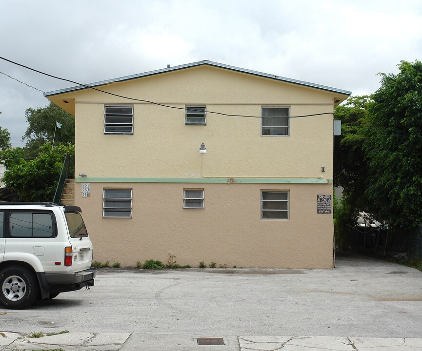 955 SW 6th St in Miami, FL - Building Photo