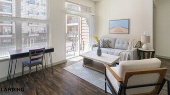 1711 Caroline St, Unit 338 in Houston, TX - Building Photo