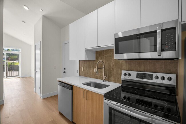 8417 SW 24th Ave in Portland, OR - Building Photo - Building Photo