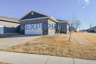 3704 S Outfield Cir in Sioux Falls, SD - Building Photo - Building Photo