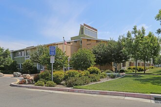 Sierra Meadows in Visalia, CA - Foto de edificio - Building Photo
